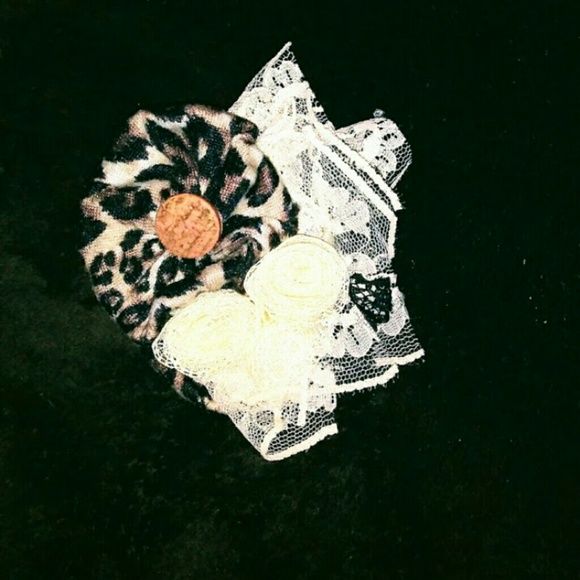 Flower accessories $10-$30 depending on size, time, and materials used! ๐ธ - Picture 8 of 9